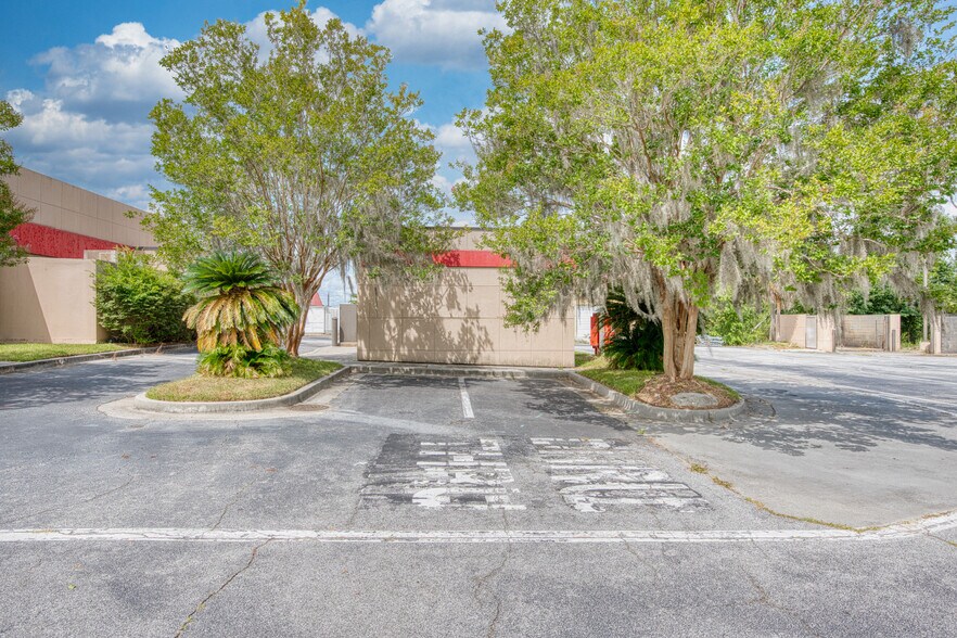 More Photos Of 1197 Lakes Blvd, Lake Park Fast Food For Lease