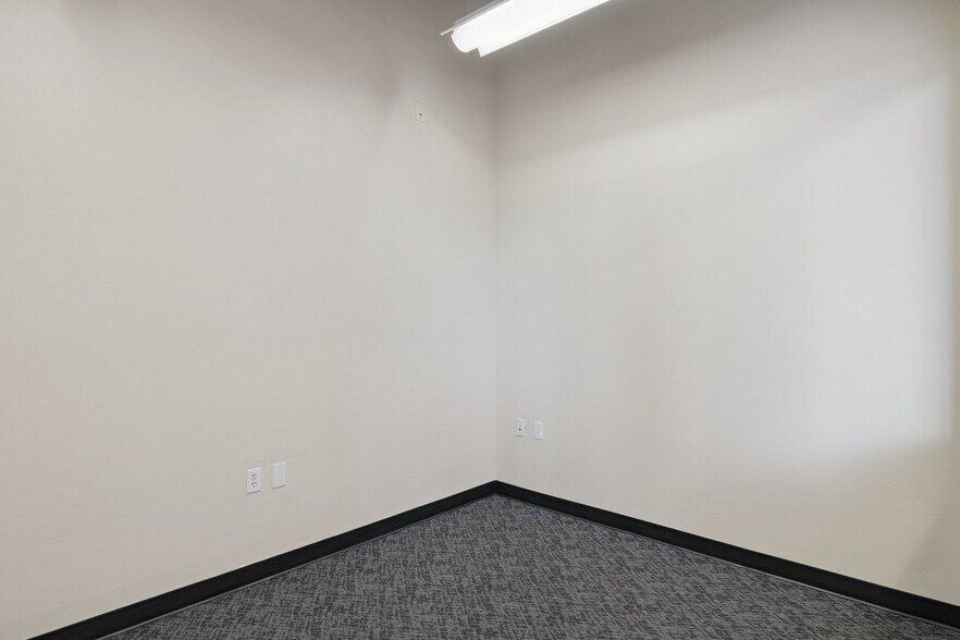 More Photos Of 9096 E Bahia Dr, Scottsdale Showroom For Lease