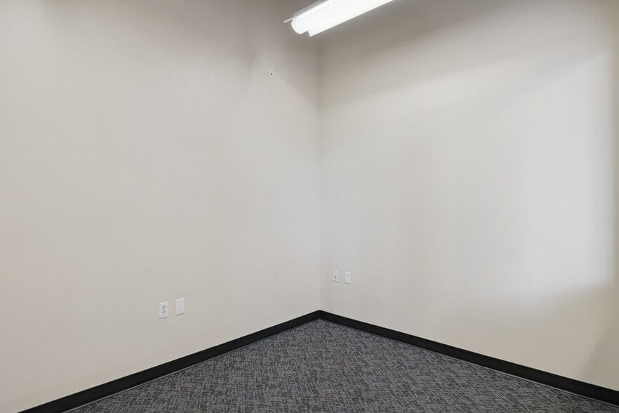 More Photos Of 9096 E Bahia Dr, Scottsdale Showroom For Sale