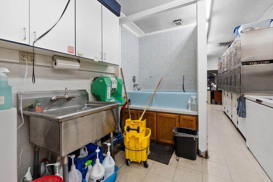 More Photos Of 208 S Washington Blvd, Ogden General Retail For Sale