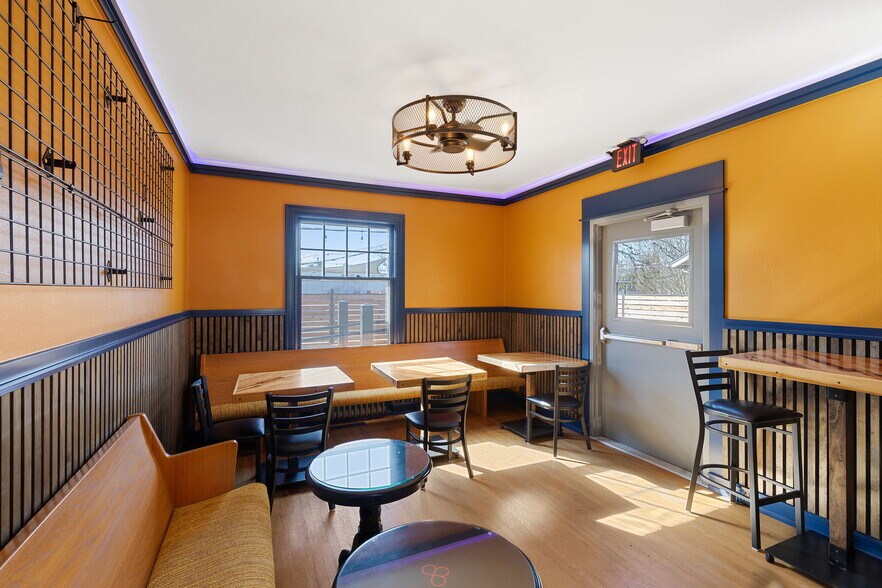 More Photos Of 883 SW Church St, Dallas Restaurant For Sale