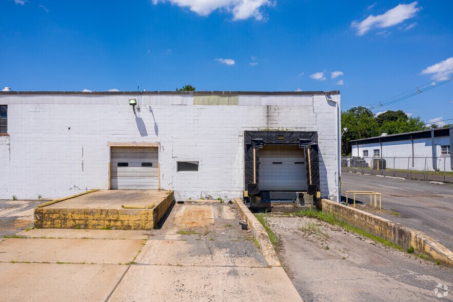 More Photos Of 207 Pond Ave, Middlesex Warehouse For Lease