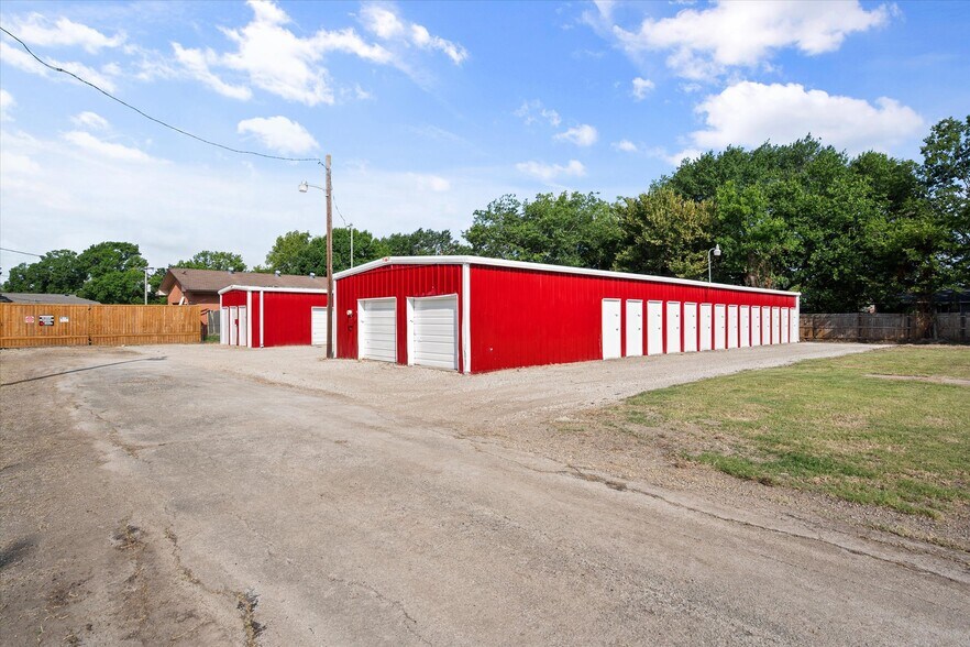 Primary Photo Of 124 Brooks ave, Corsicana Industrial For Sale