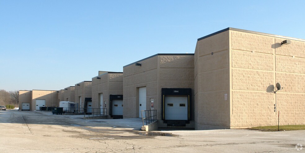More Photos Of W237N2889 Woodgate Rd, Pewaukee Light Manufacturing For Lease