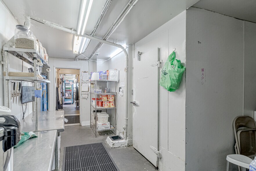 More Photos Of 2011 Ocean Front Walk, Venice Restaurant For Sale