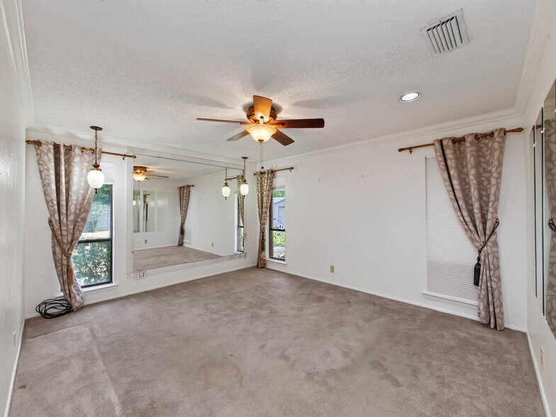 More Photos Of 1702 Lone Oak Dr, Leander Flex For Sale