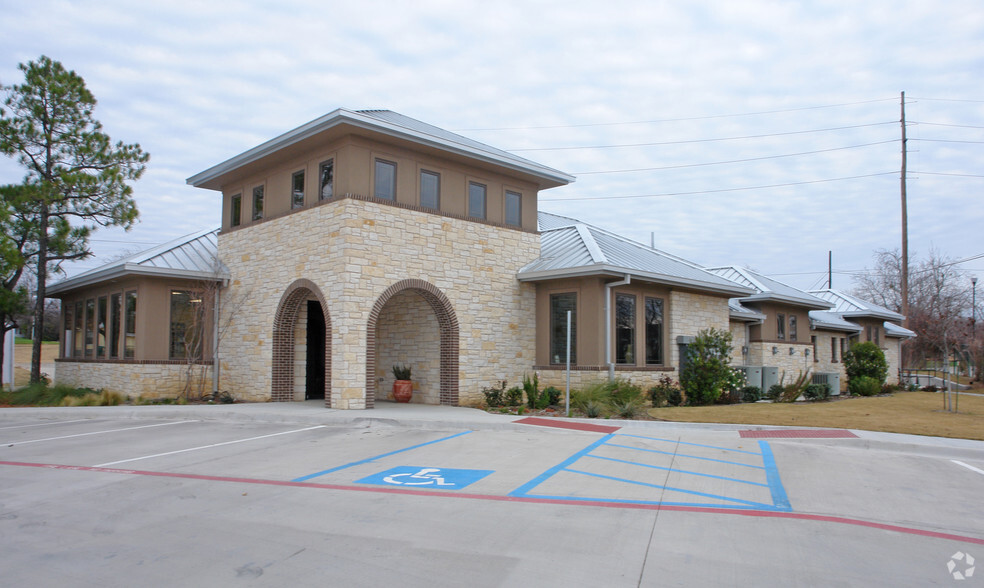 Primary Photo Of 2401 W Oak St, Denton Medical For Lease