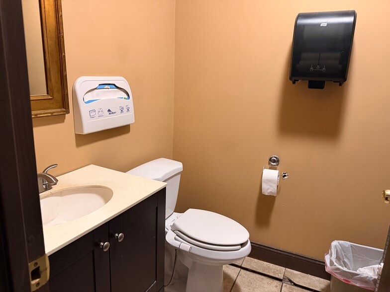 More Photos Of 3533-3539 Lawson Blvd, Oceanside Warehouse For Lease