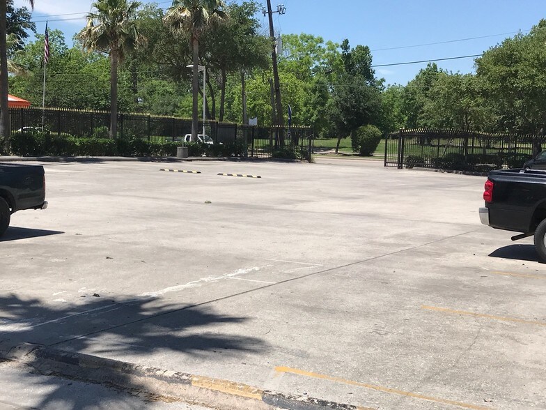 More Photos Of 8939 Long Point Rd, Houston Freestanding For Lease