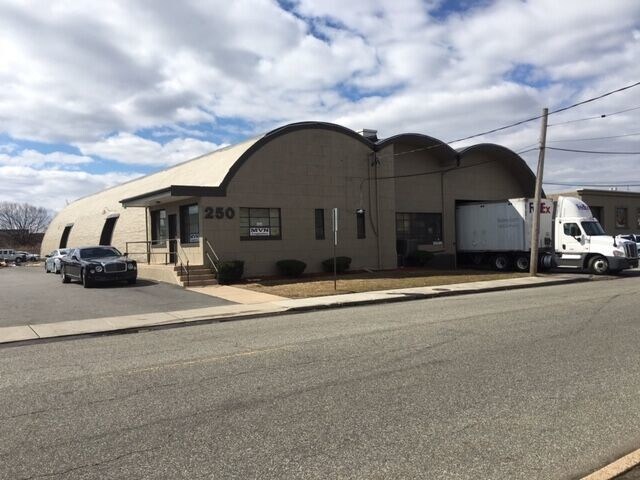 More Photos Of 250 North St, Teterboro Warehouse For Lease