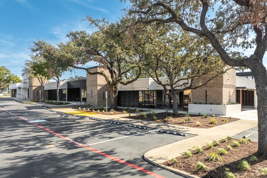 More Photos Of 13755 Lyndon B Johnson Freeway, Garland Restaurant For Lease