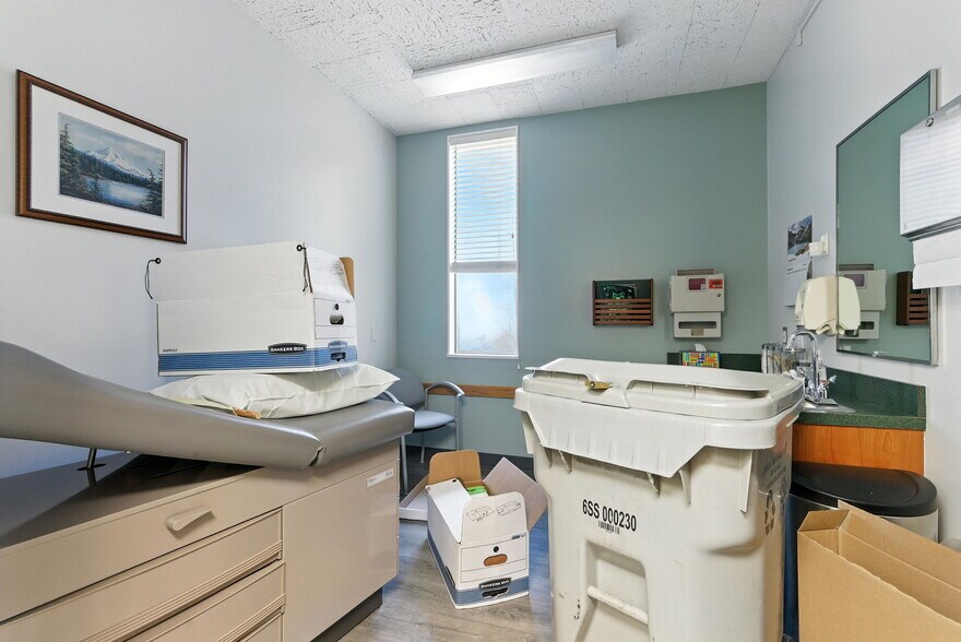 More Photos Of 400 NE Roberts Ave, Gresham Medical For Sale