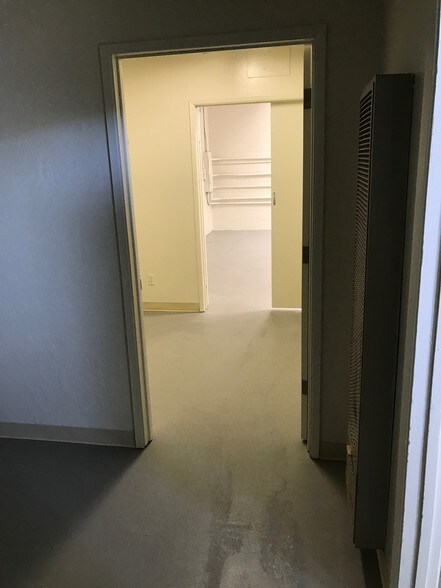 More Photos Of 513-579 Mountain View Ave, Belmont Manufacturing For Lease