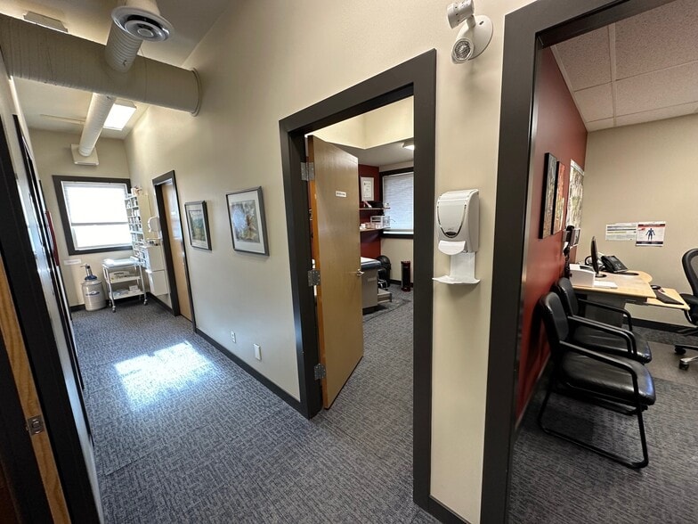 More Photos Of 4306 Richmond Rd SW, Calgary Medical For Sale