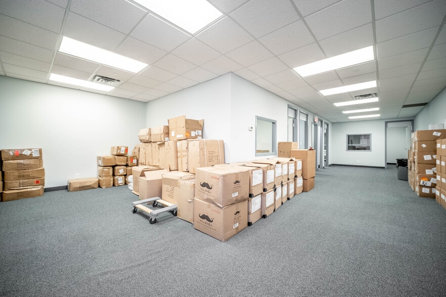 More Photos Of 1515 Broadway St, Port Coquitlam Warehouse For Lease