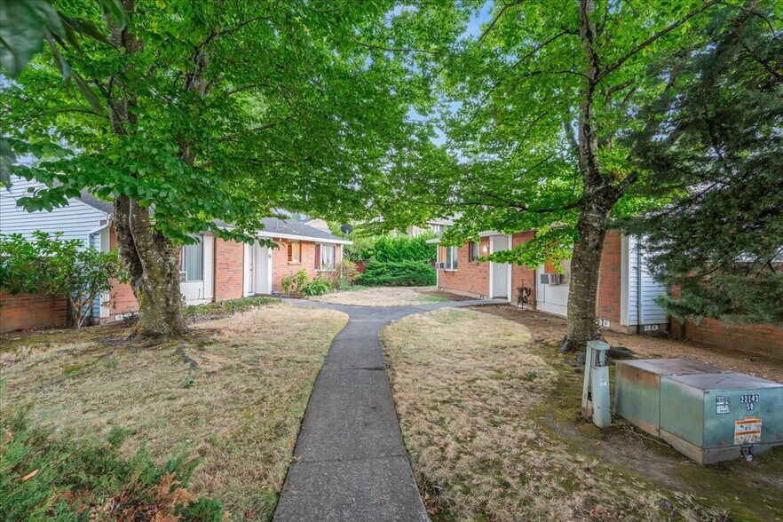 More Photos Of 1757 NE 162nd Ave, Portland Apartments For Sale