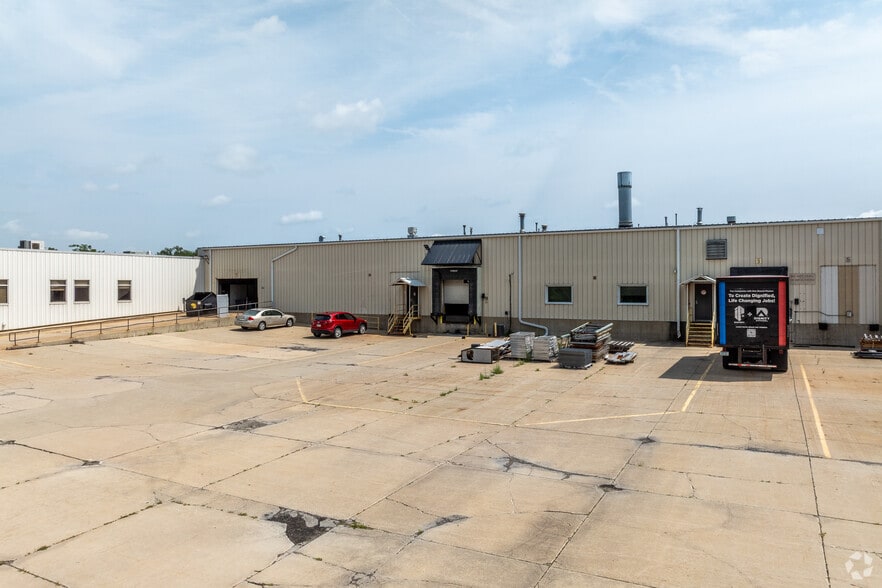 More Photos Of 2975 Airline Cir, Waterloo Office For Lease