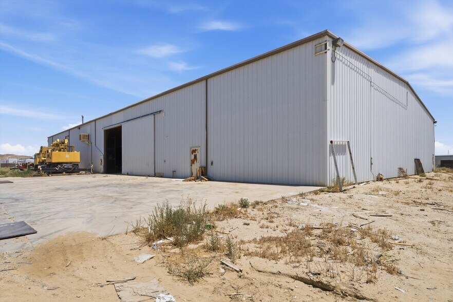 More Photos Of 1400 Orange St, Rosamond Warehouse For Lease