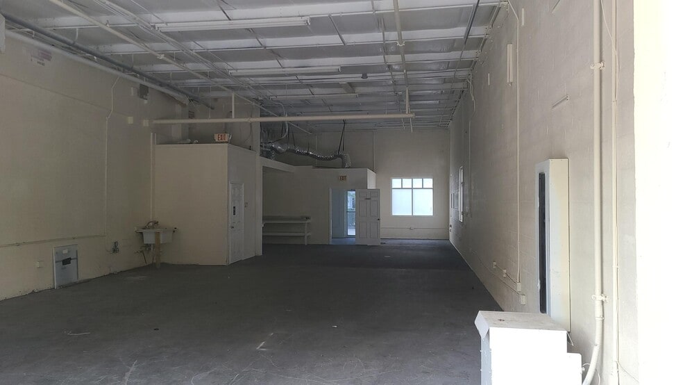 More Photos Of 28631 N Diesel Dr, Bonita Springs Light Manufacturing For Lease