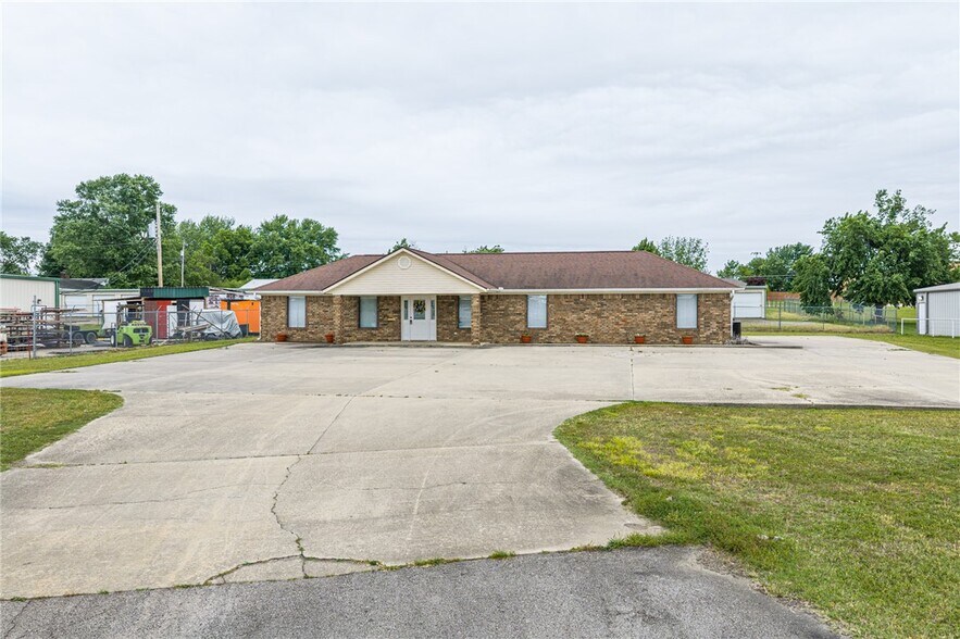 More Photos Of 706 W Broadway St, Spiro Medical For Sale