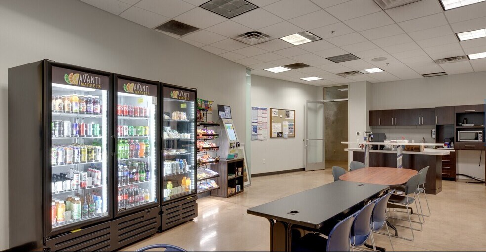 More Photos Of 4501 E McDowell Rd, Phoenix Showroom For Lease