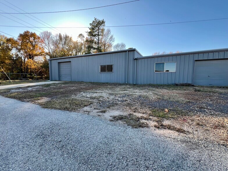 More Photos Of 402 Bermuda st, Quitman Flex For Sale