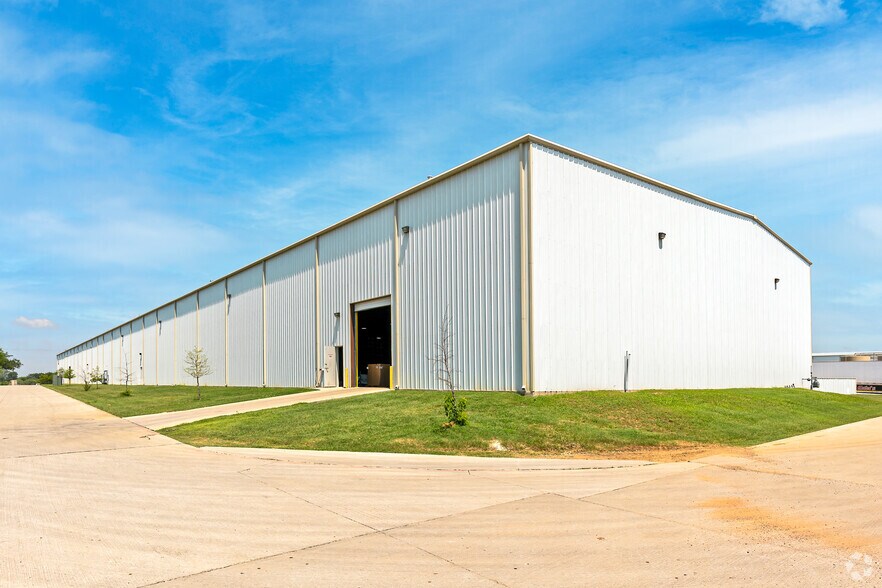 More Photos Of 940 N Masch Branch Rd, Denton Warehouse For Lease