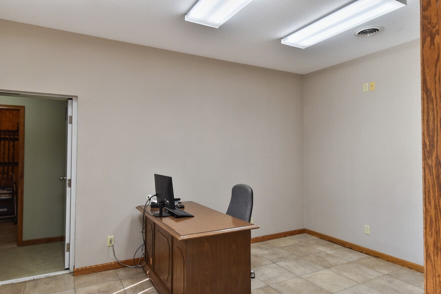 More Photos Of 1311 N Division St, Pontiac Warehouse For Lease