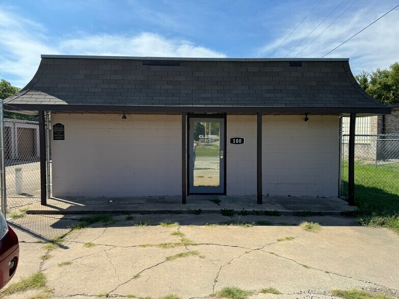 More Photos Of 100 E 1st St, Grove Self Storage For Sale
