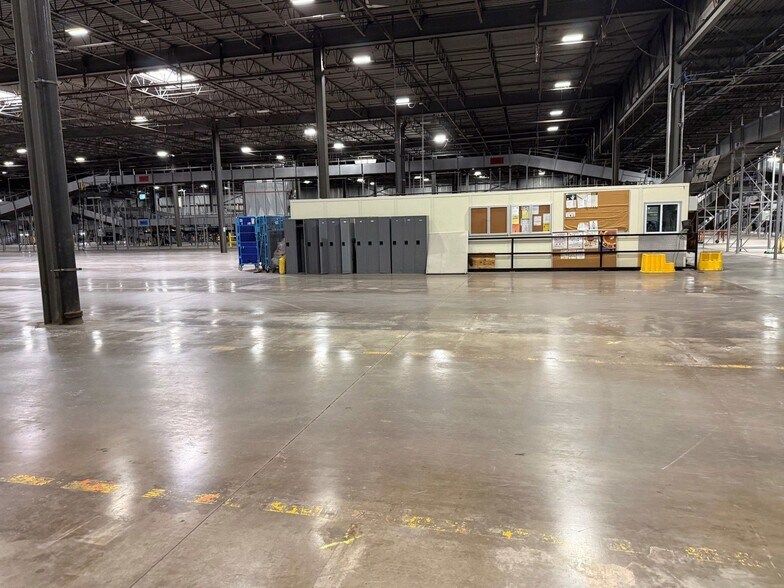 More Photos Of 1 Market Cir, Windsor Distribution For Lease