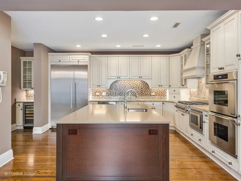 More Photos Of 1258 N La Salle Dr, Chicago Office For Sale