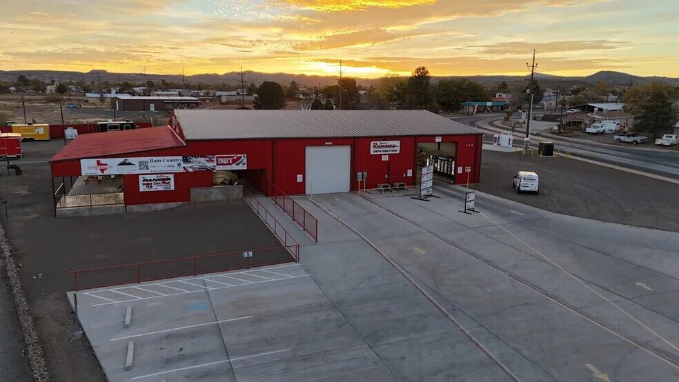 More Photos Of 300 S Cockrell St, Alpine Convenience Store For Sale