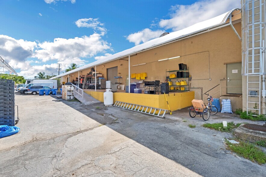 More Photos Of 4351 NE 12th Ter, Oakland Park Restaurant For Lease