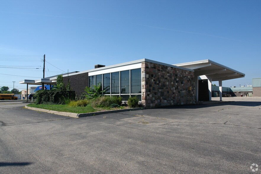 Primary Photo Of 3316 S Martin Luther King Jr Blvd, Lansing Bank For Lease