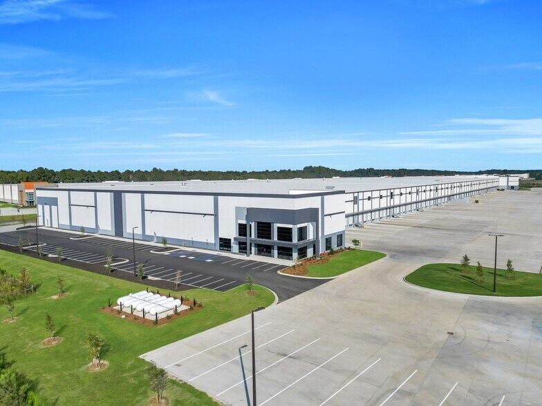 More Photos Of 651 Bloomingdale Rd, Bloomingdale Distribution For Lease