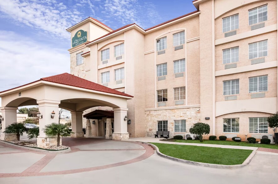 More Photos Of 431 Airport Fwy, Euless Hospitality For Sale