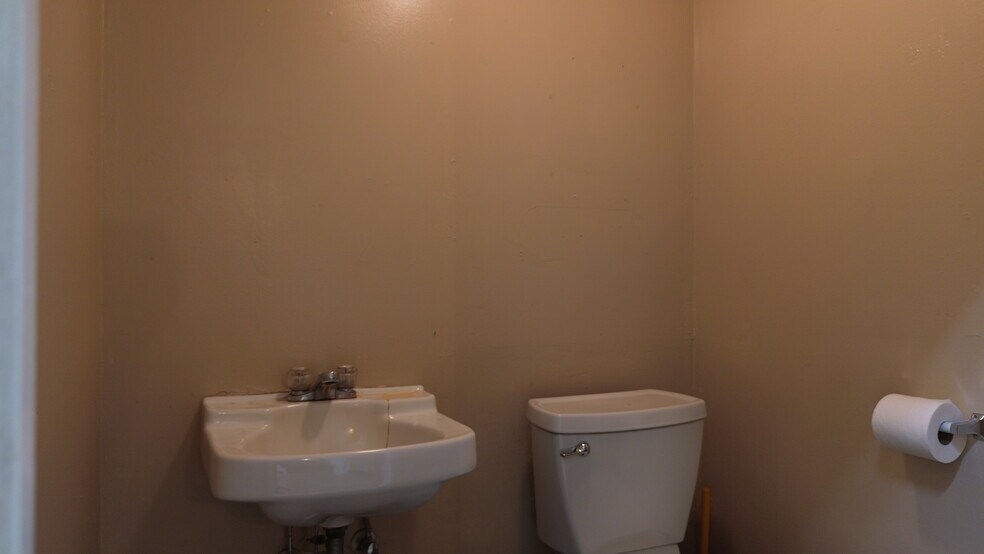 More Photos Of 2358-2368 Lincoln St, Oroville Office For Lease