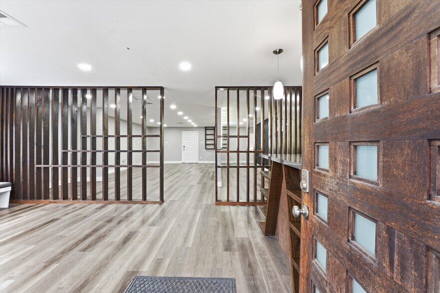 More Photos Of 2110 Antoine Dr, Houston Freestanding For Sale