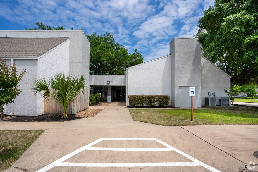 More Photos Of 1610 James Bowie Dr, Baytown Unknown For Lease