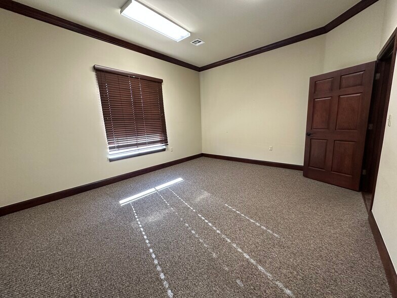 More Photos Of 1955 W 33rd St, Edmond Office For Lease