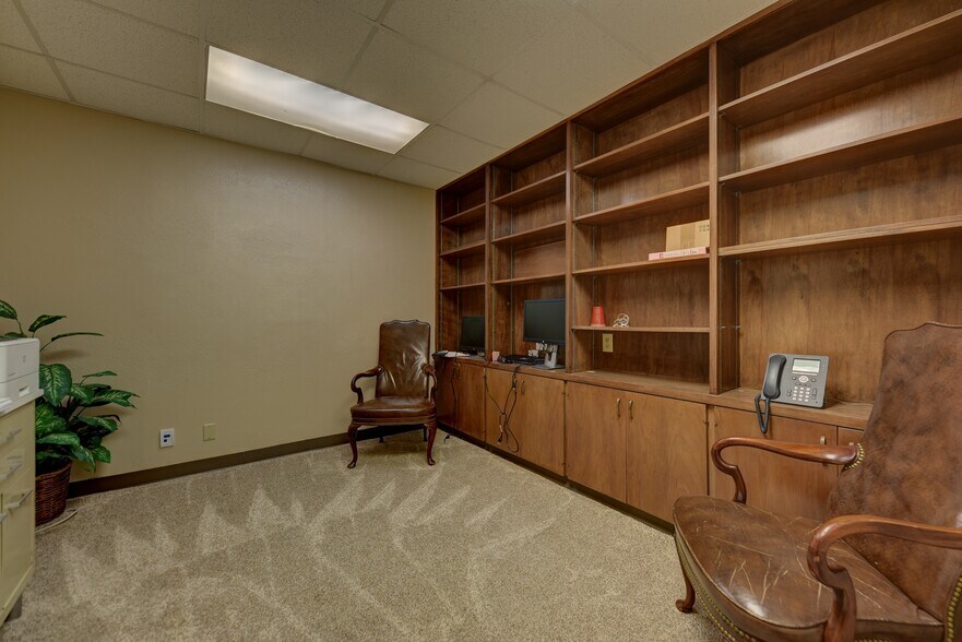 More Photos Of 501 E Washington Ave, Navasota Medical For Sale