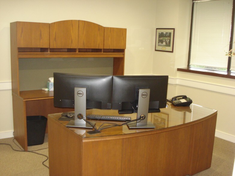 More Photos Of 560 Riverside Dr, Salisbury Medical For Sale