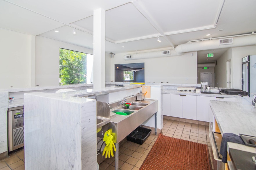 More Photos Of 300-302 S Mariposa Ave, Los Angeles Storefront Retail Office For Lease