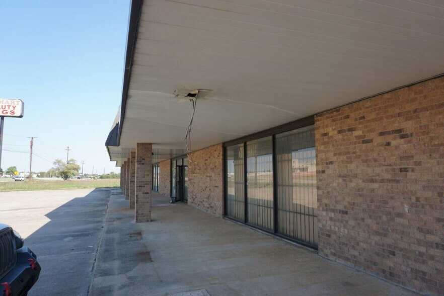 More Photos Of 804 Shannon Rd E, Sulphur Springs Freestanding For Sale