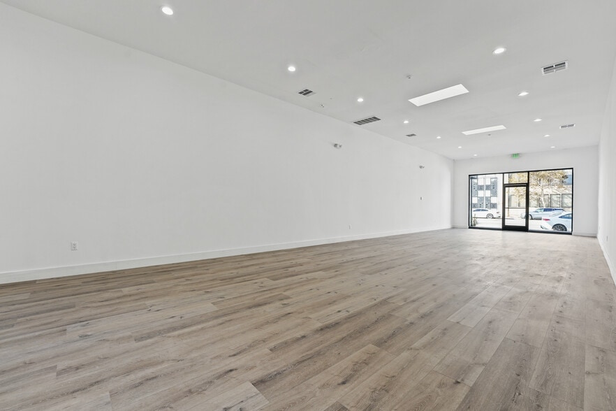 More Photos Of 5310-5314 Laurel Canyon Blvd, Valley Village Freestanding For Sale