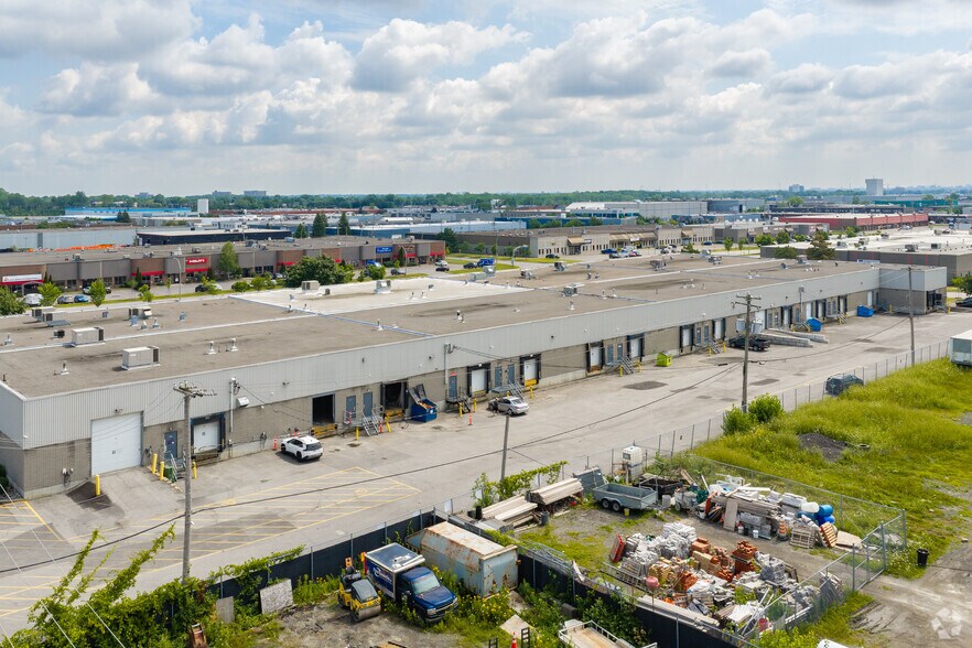 More Photos Of 3420-3480 Boul Industriel, Laval Service For Lease