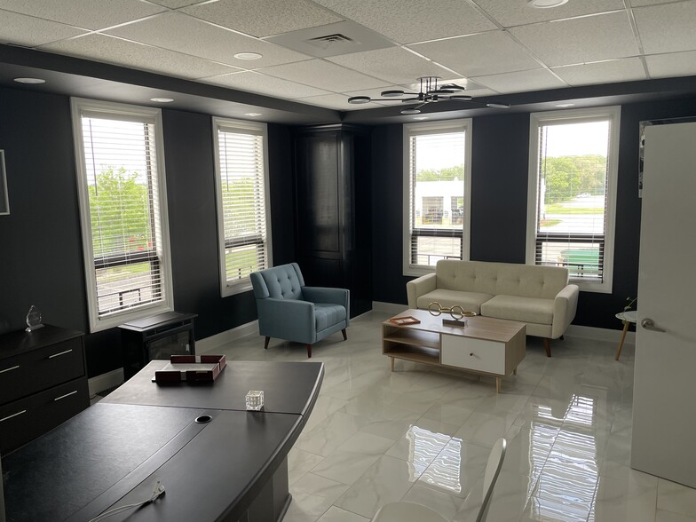 More Photos Of 1300 Cummins Rd, Des Moines General Retail For Lease