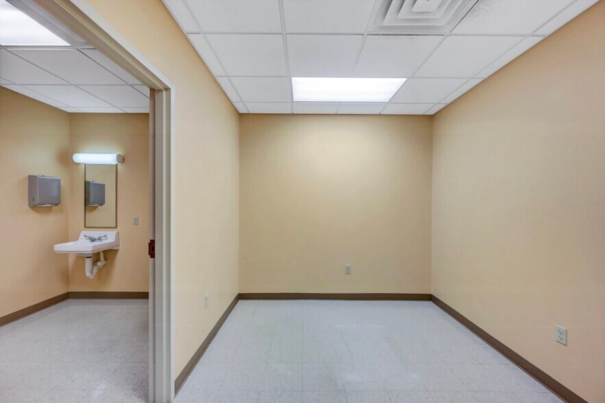 More Photos Of 1110 Clay Ave, Dunmore Medical For Lease