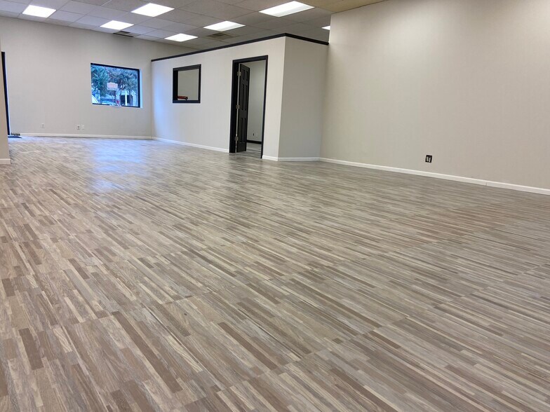 More Photos Of 517 N Lake Ave, Twin Lakes Showroom For Lease