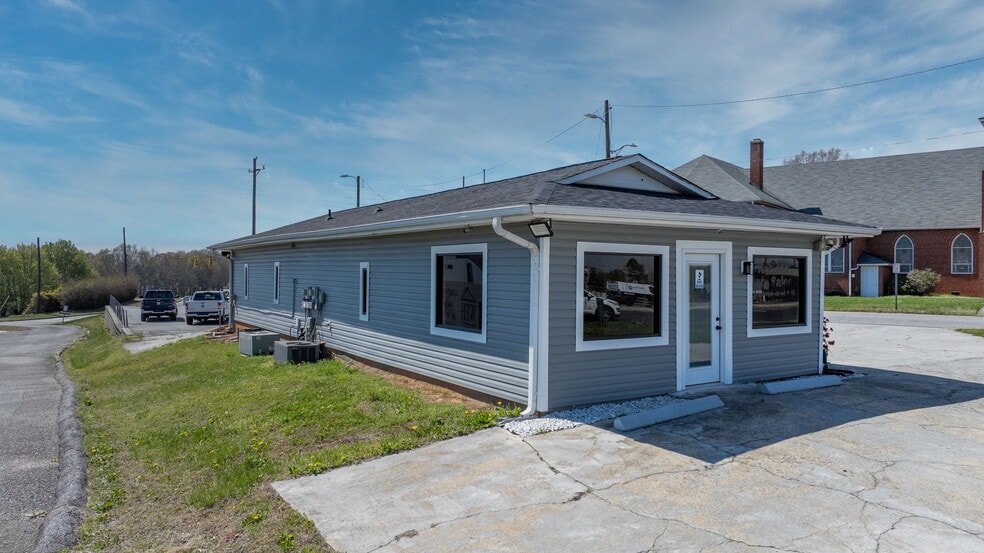 More Photos Of 121 13th St SW, Hickory Office For Sale